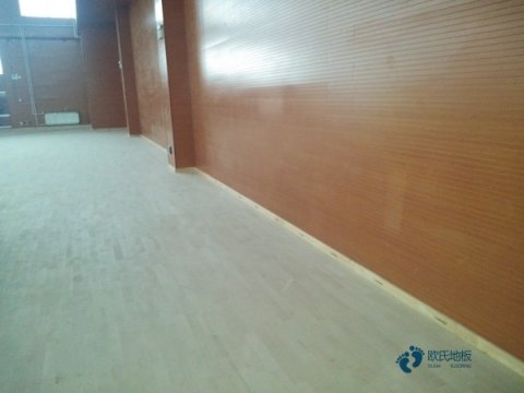 大學(xué)運(yùn)動(dòng)籃球木地板施工步驟