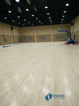 籃球場(chǎng)用什么木地板